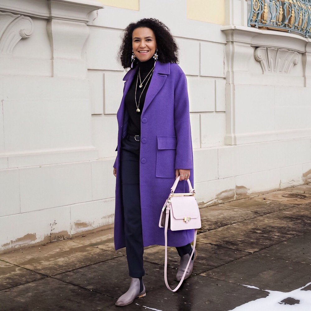 Белые ботинки с фиолетовым пальто