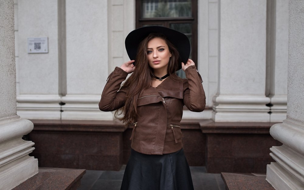 Селена Гомес в кожаной куртке