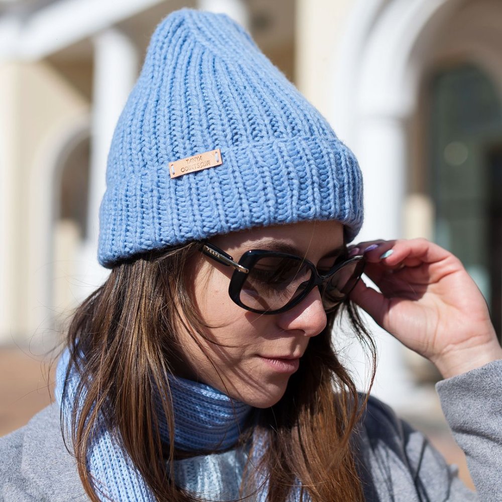 Вязаная шапка резинкой