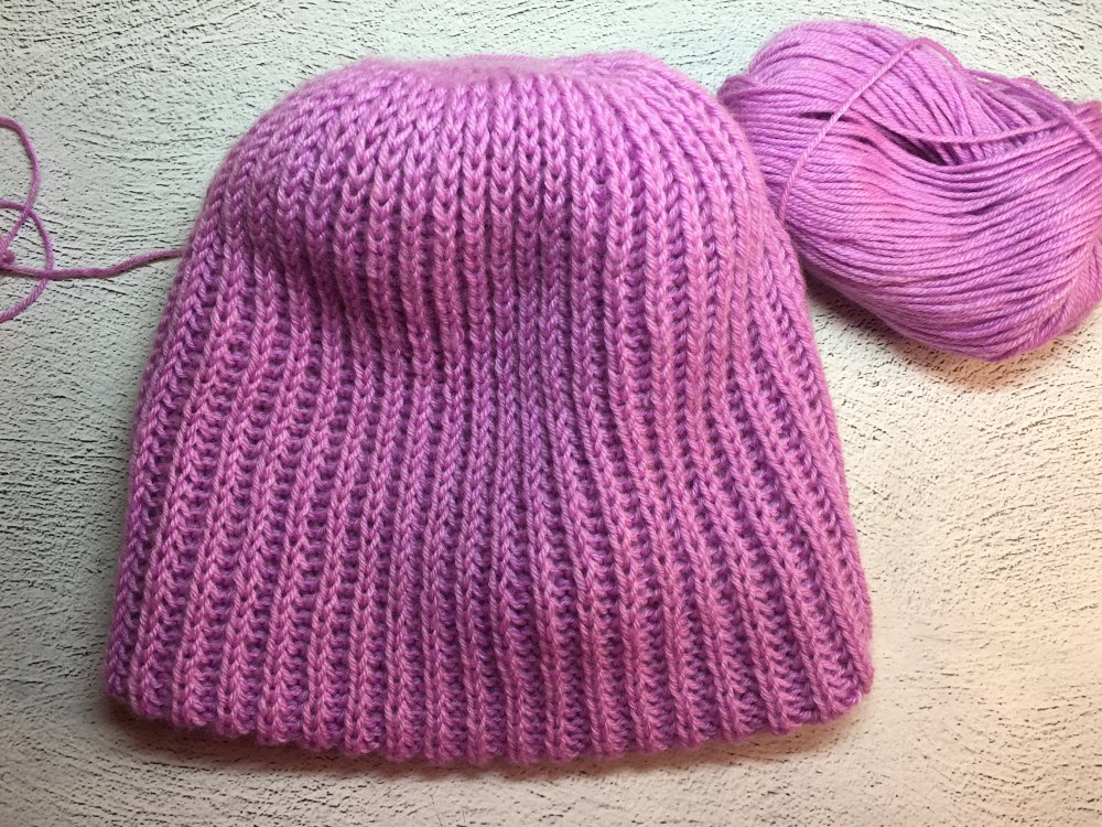 Вязаные шапки резинкой 1х1