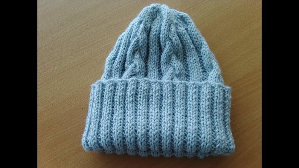 Шапка с отворотом спицами