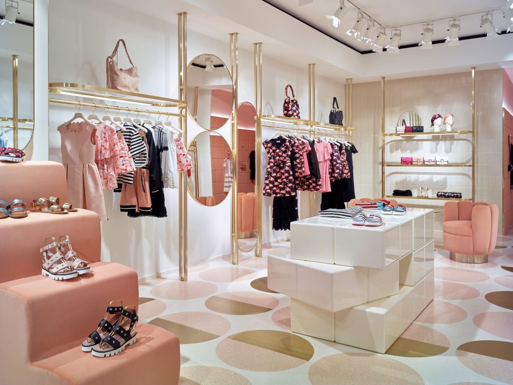 Интерьер магазина женской одежды