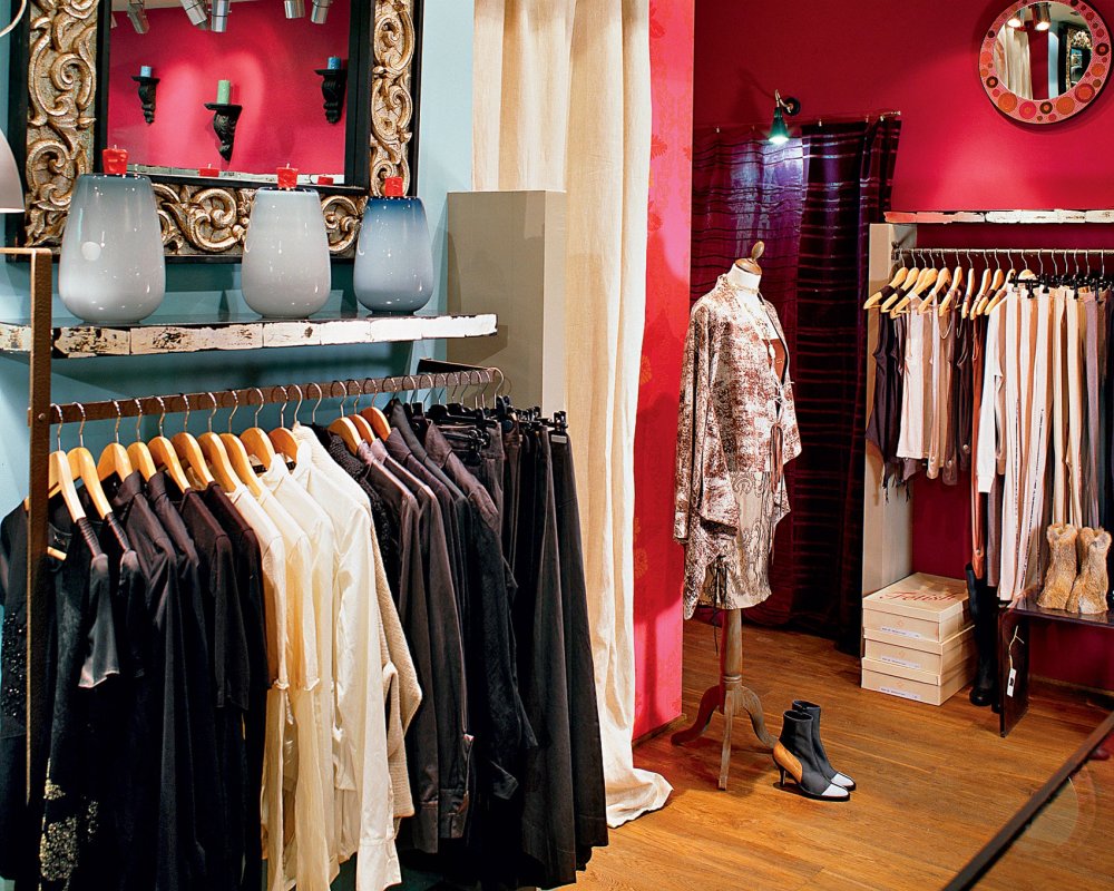 Интерьер магазина одежды