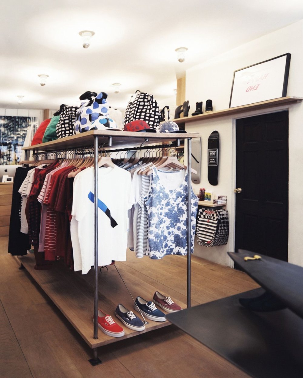 Интерьер бутика женской одежды