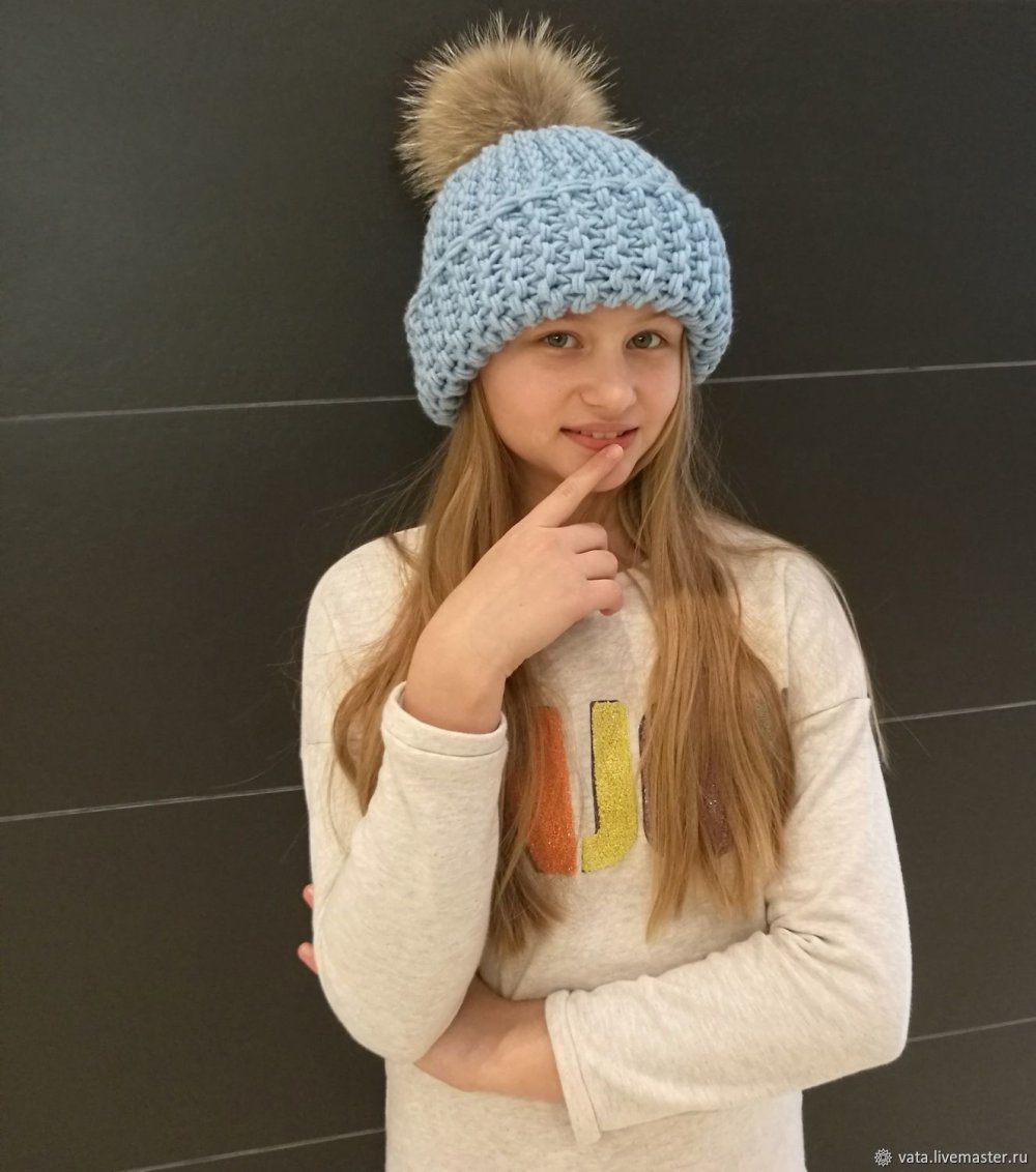 Вязаная шапка для девочки подростка