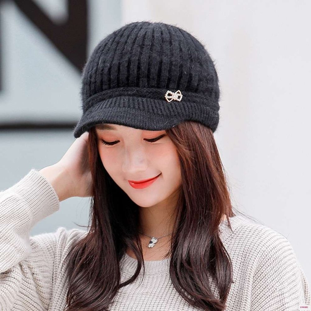 Женская вязаная шапка с козырьком и ушками