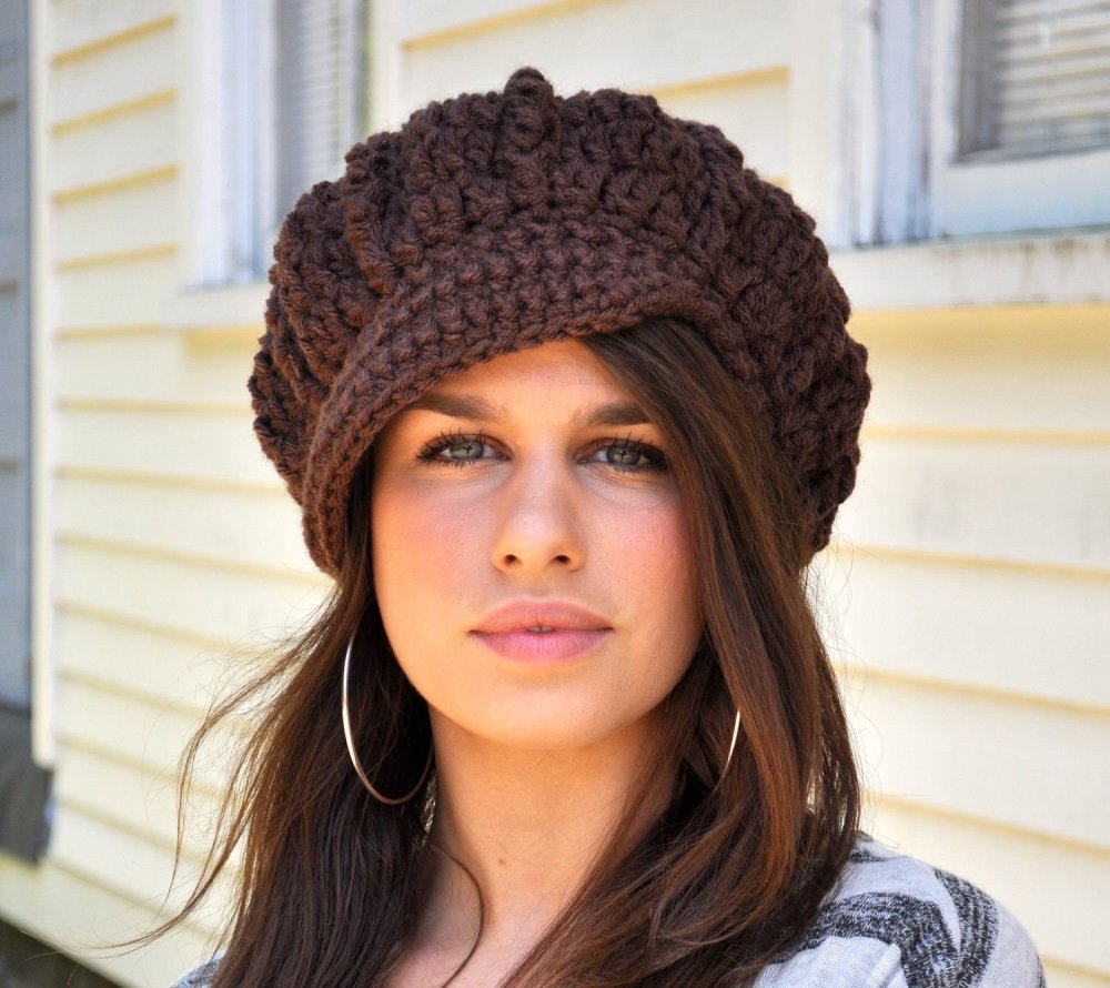 Вязаные шапки с козырьком для женщин