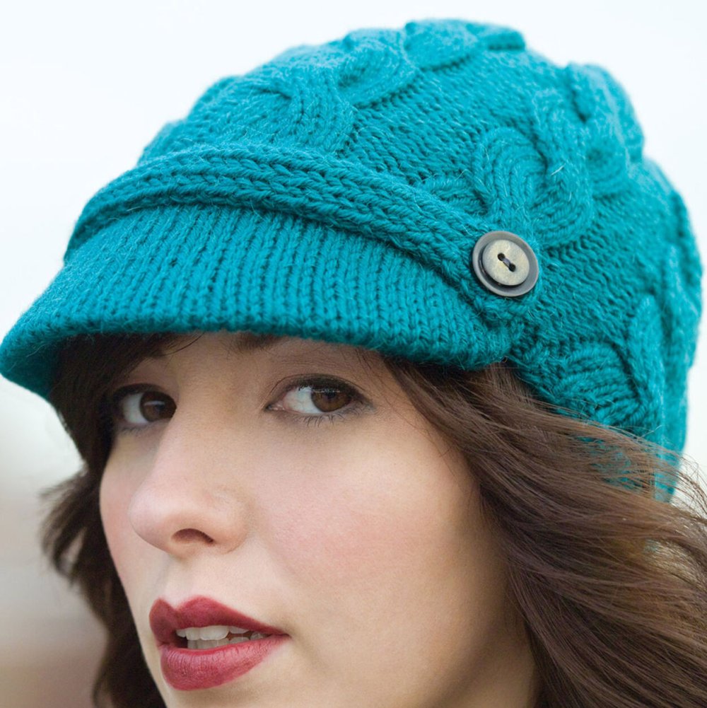 Вязаная беретка с козырьком