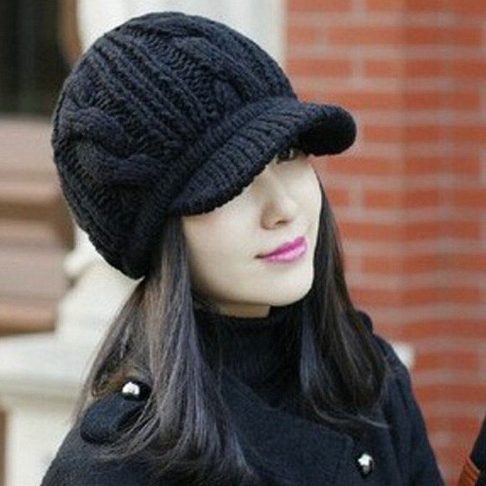 Вязаная шапка с козырьком женская