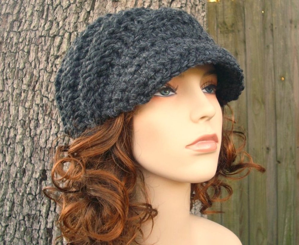 Вязаная шапка с козырьком женская