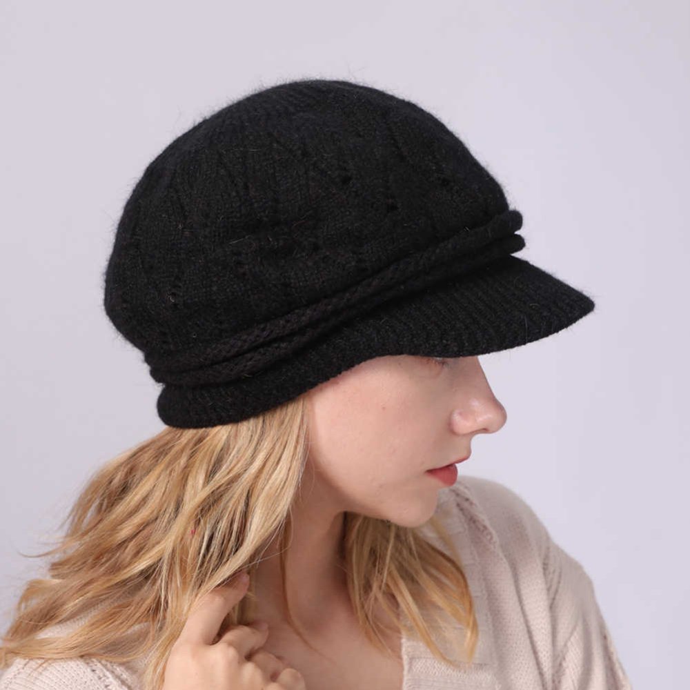 Вязаная беретка с козырьком