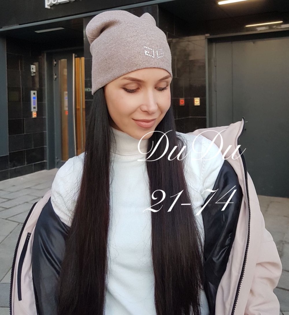 Велюровая шапка с бусинами