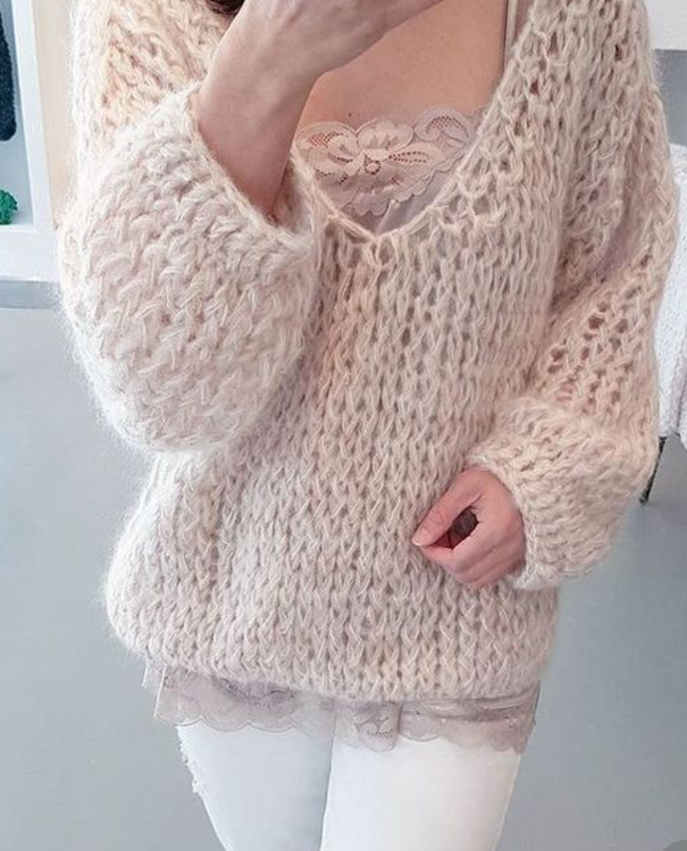 Девушка в летнем свитере