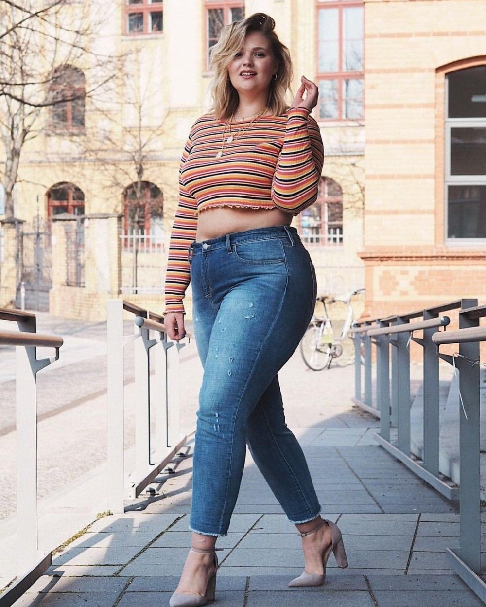 Тара Линн модель плюс сайз в джинсах