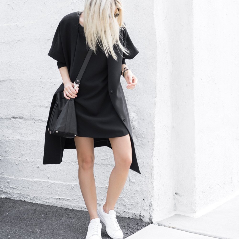 Черное платье с кроссовками