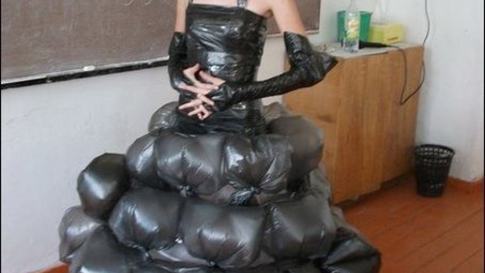 Костюм из пивных крышек