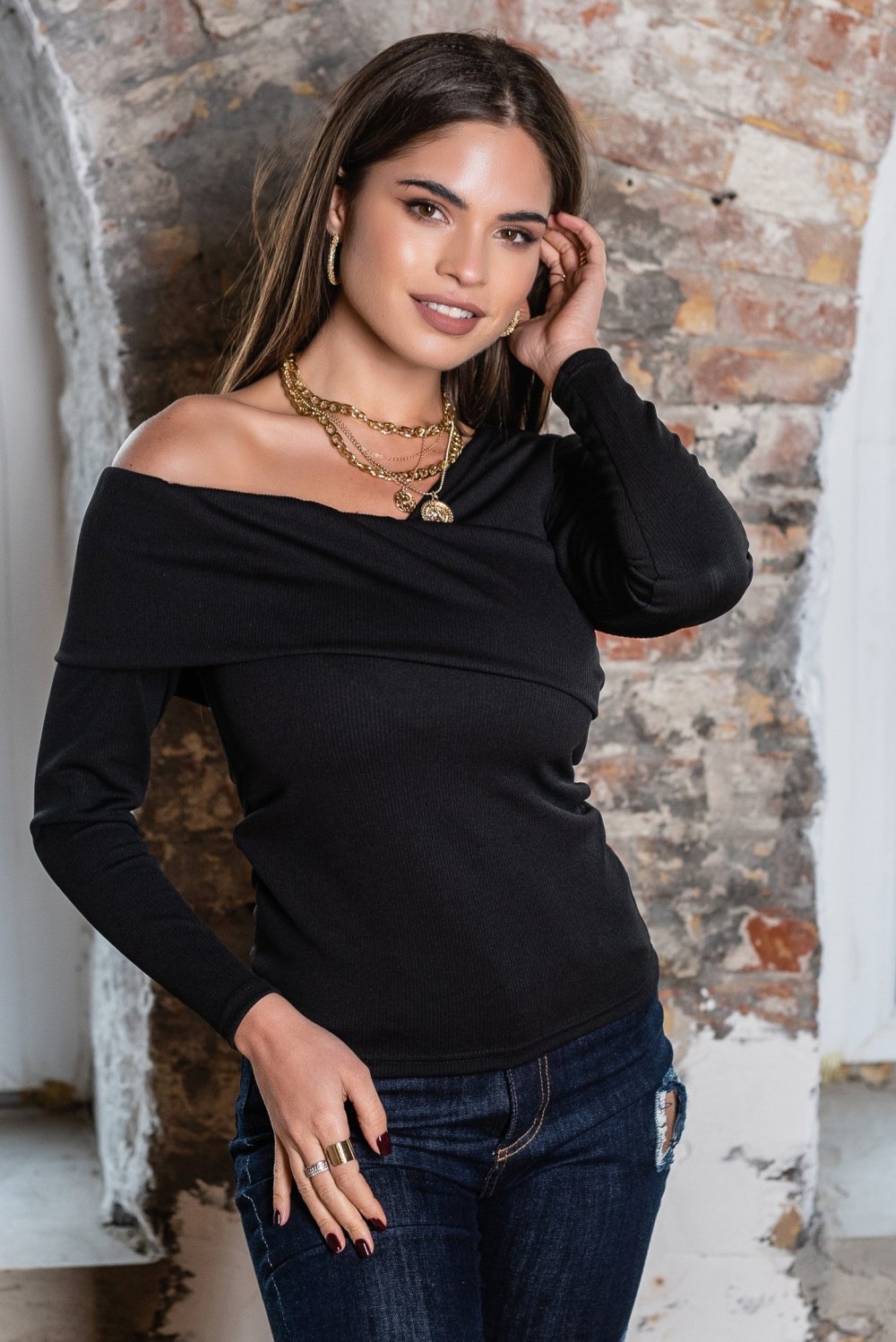 Черный свитер женский