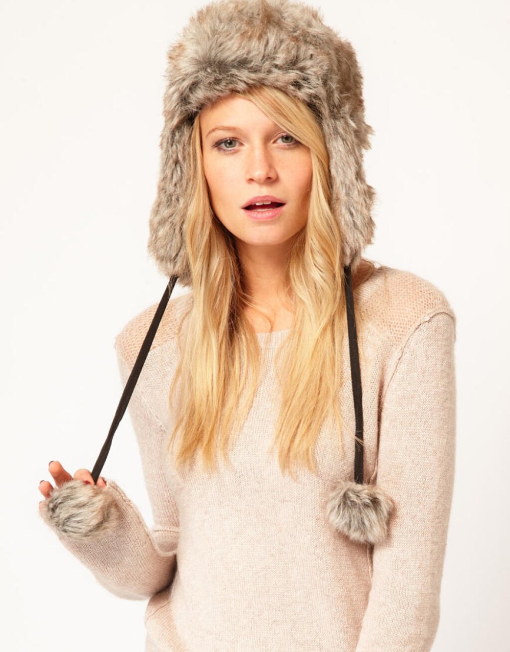 Шапка зимняя для девушки вязаная классическая