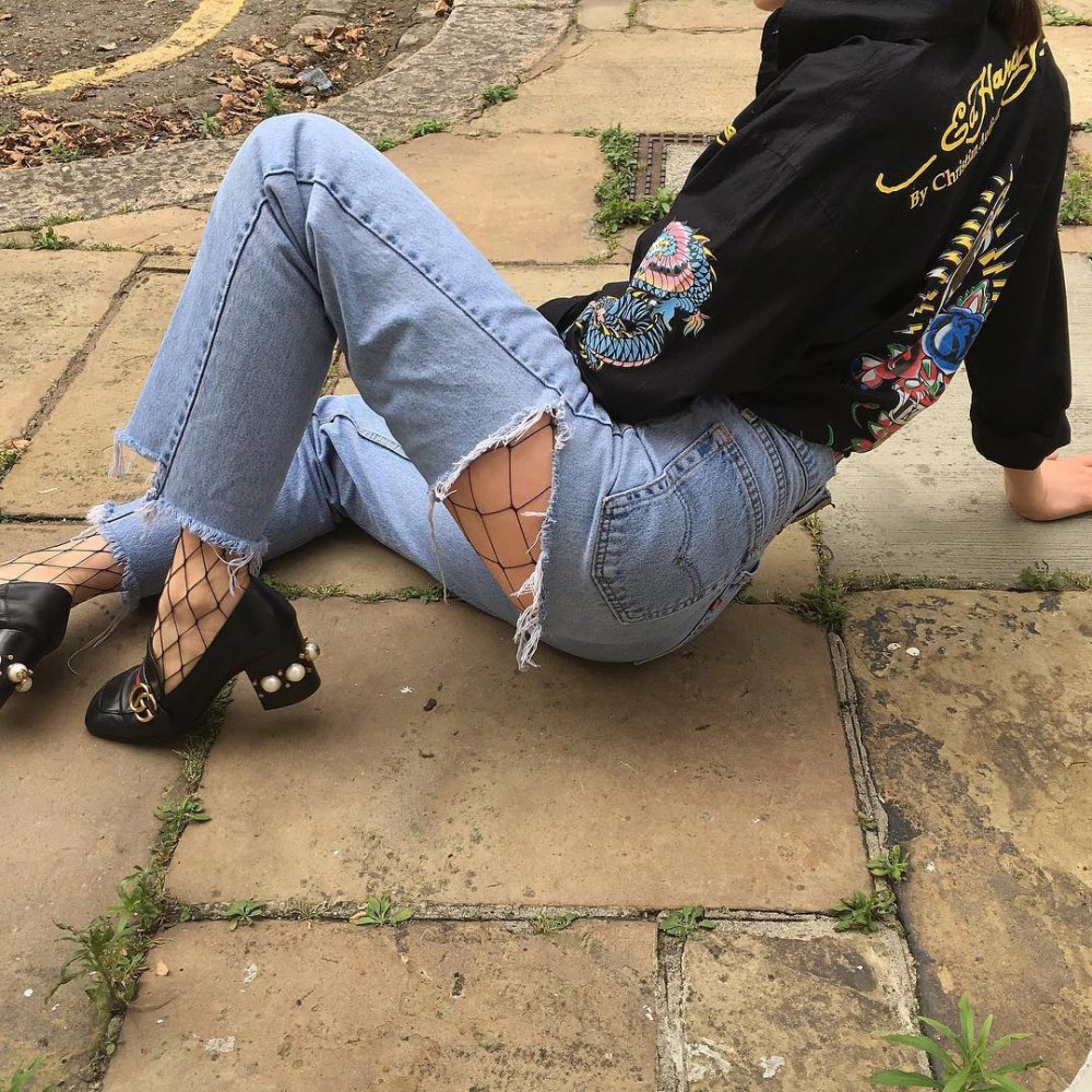 Девушка в рваных брюках