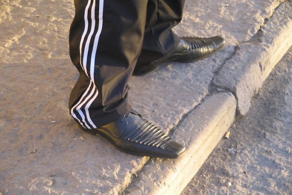 Туфли и спортивные штаны