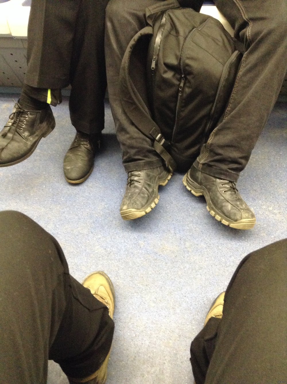 Пацана не скрыть за широкими штанами