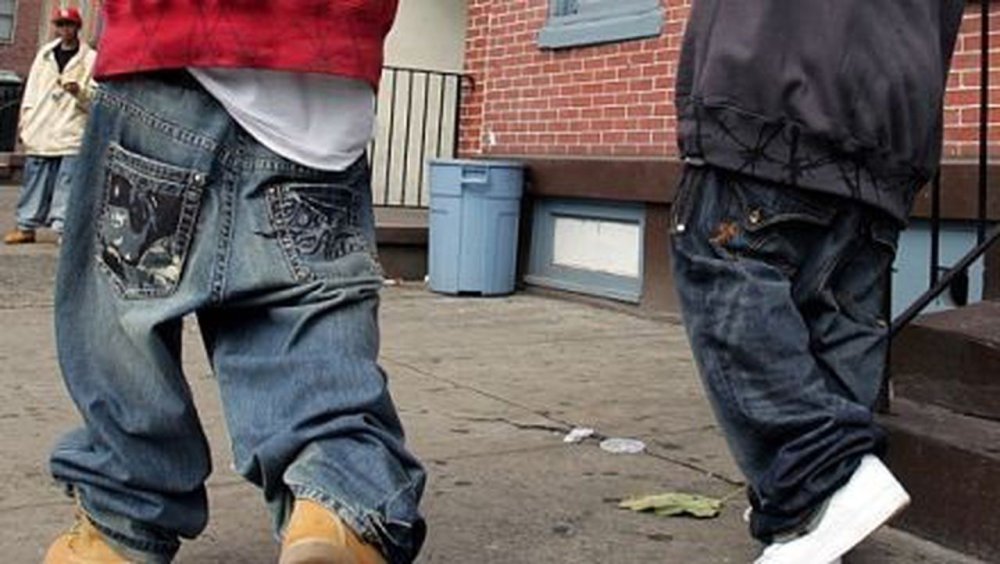 Со спущенными джинсами