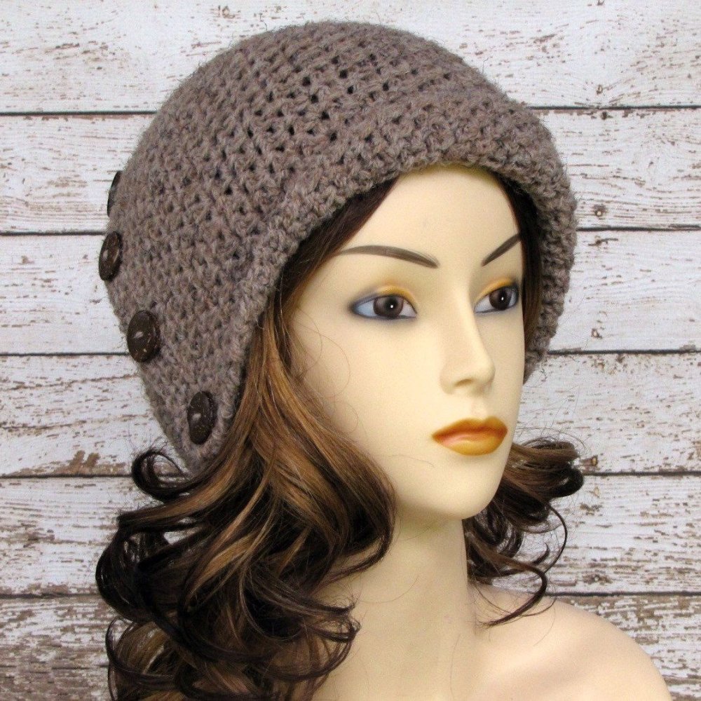 Шапка с пуговицами сбоку спицами