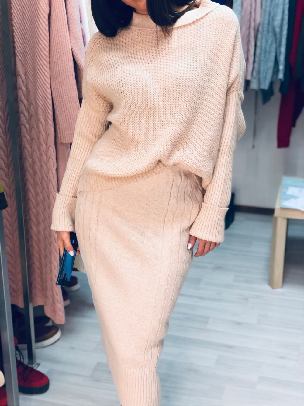 Темно синее вязаное платье