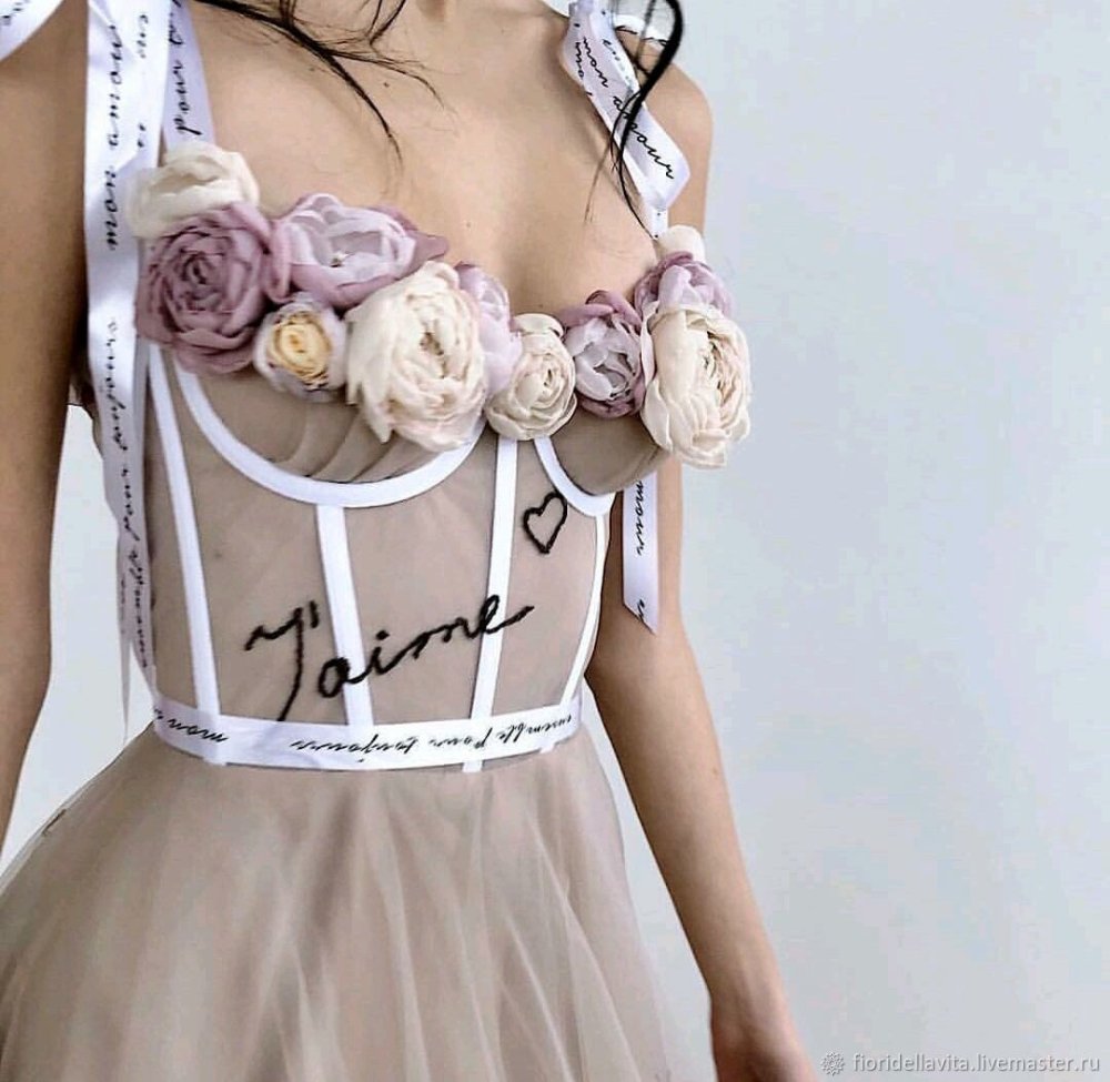 Изумрудное платье с кружевом