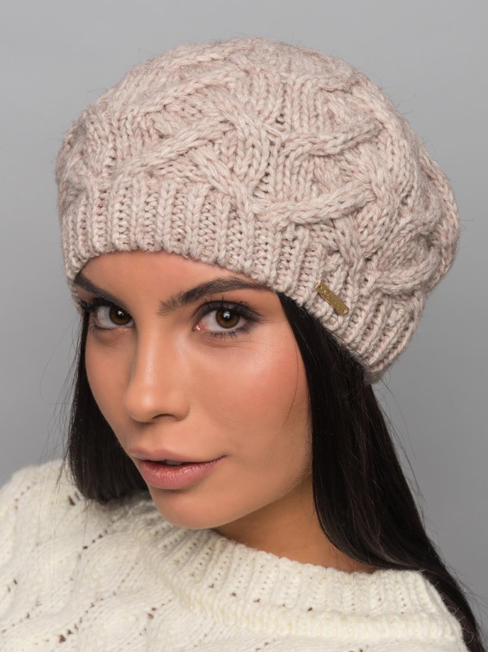 Вязаные шапки и береты для женщин