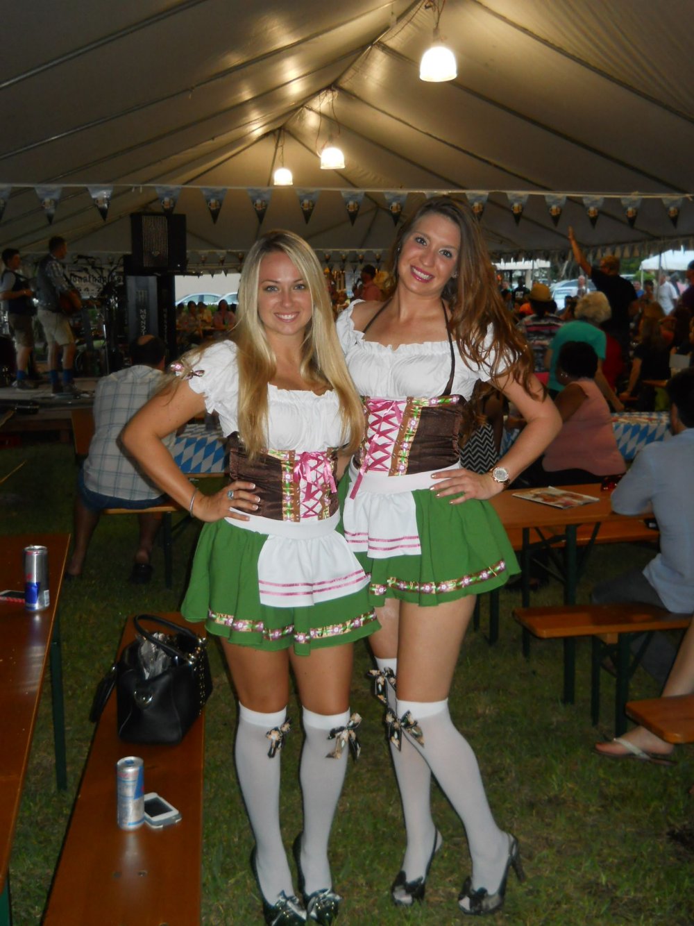 Девушка в костюме пива