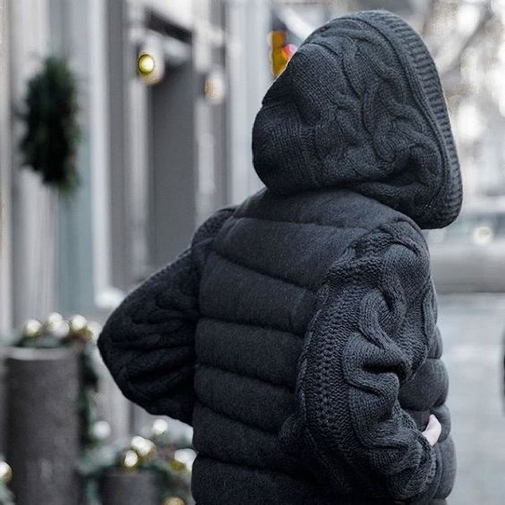 Куртка с вязаными рукавами и капюшоном