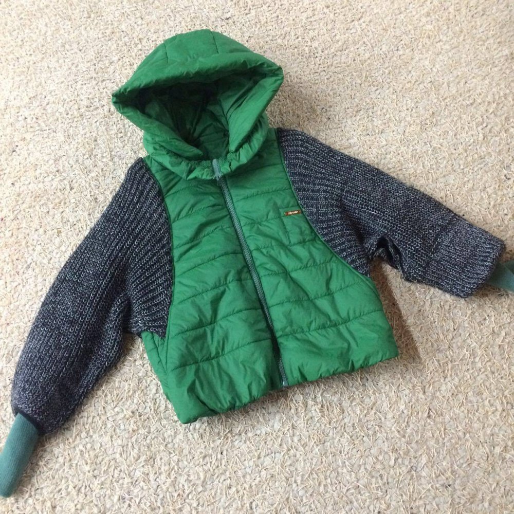 Куртка с вязаными рукавами и капюшоном