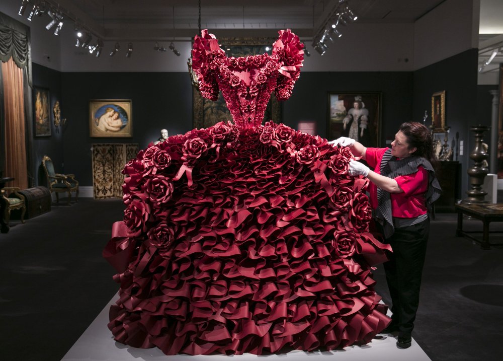 Девушка в платье из цветов аппликация