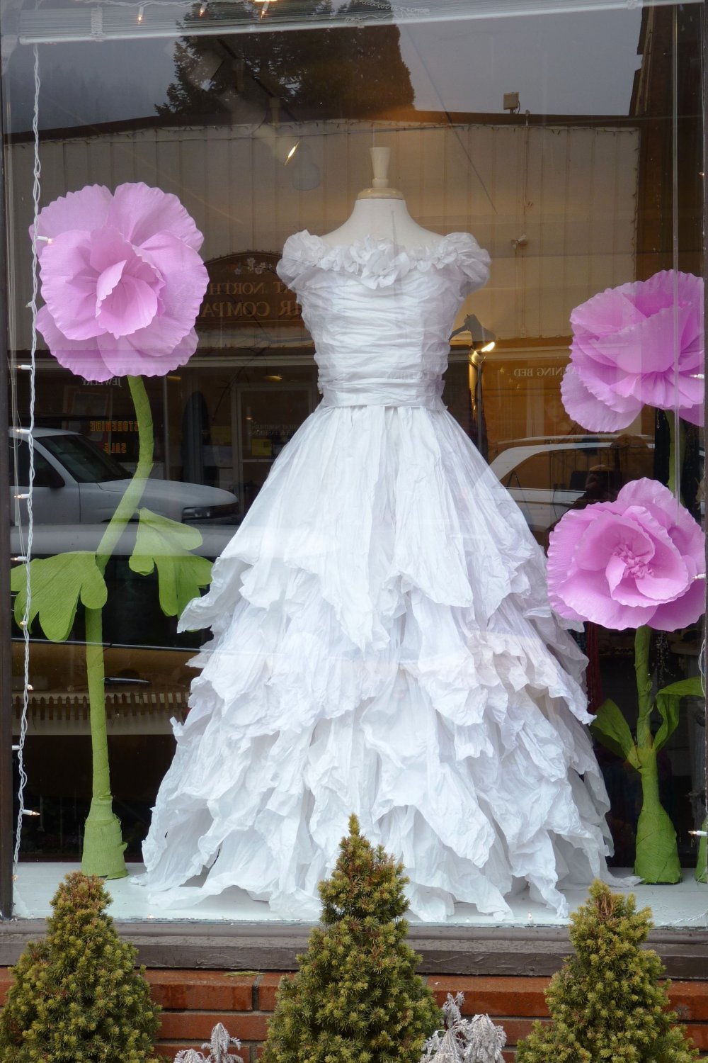 Платье из бумажных цветов