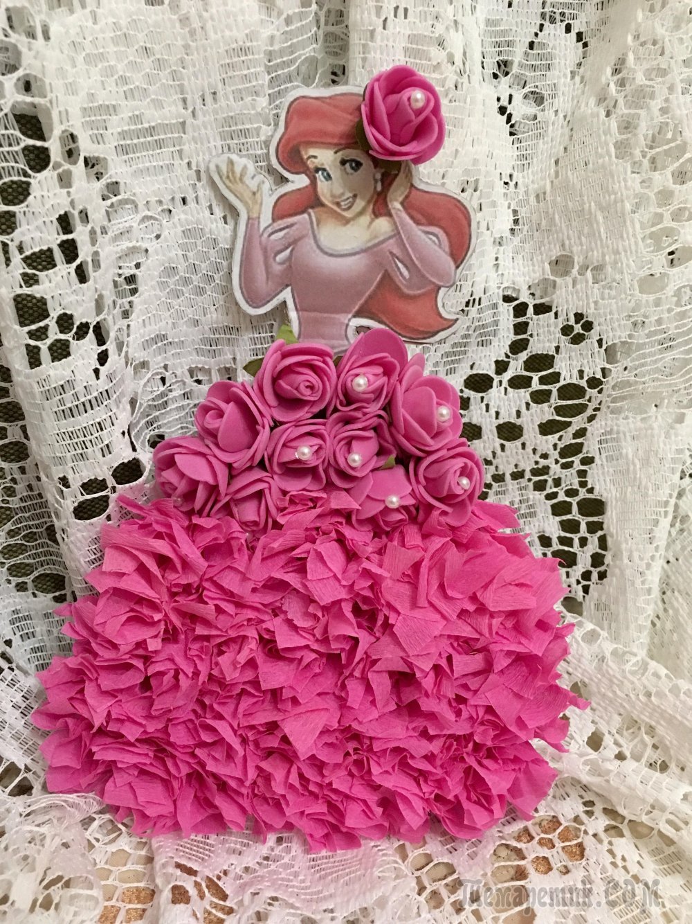 Платье из бумажных цветов