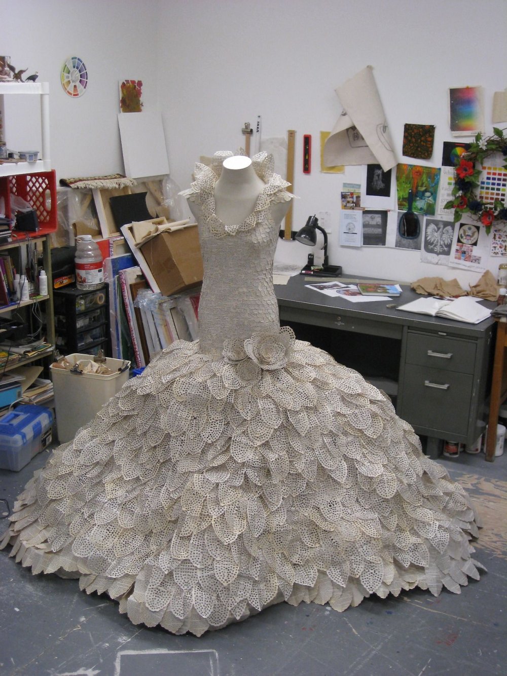 Украшаем платья бумажными цветами