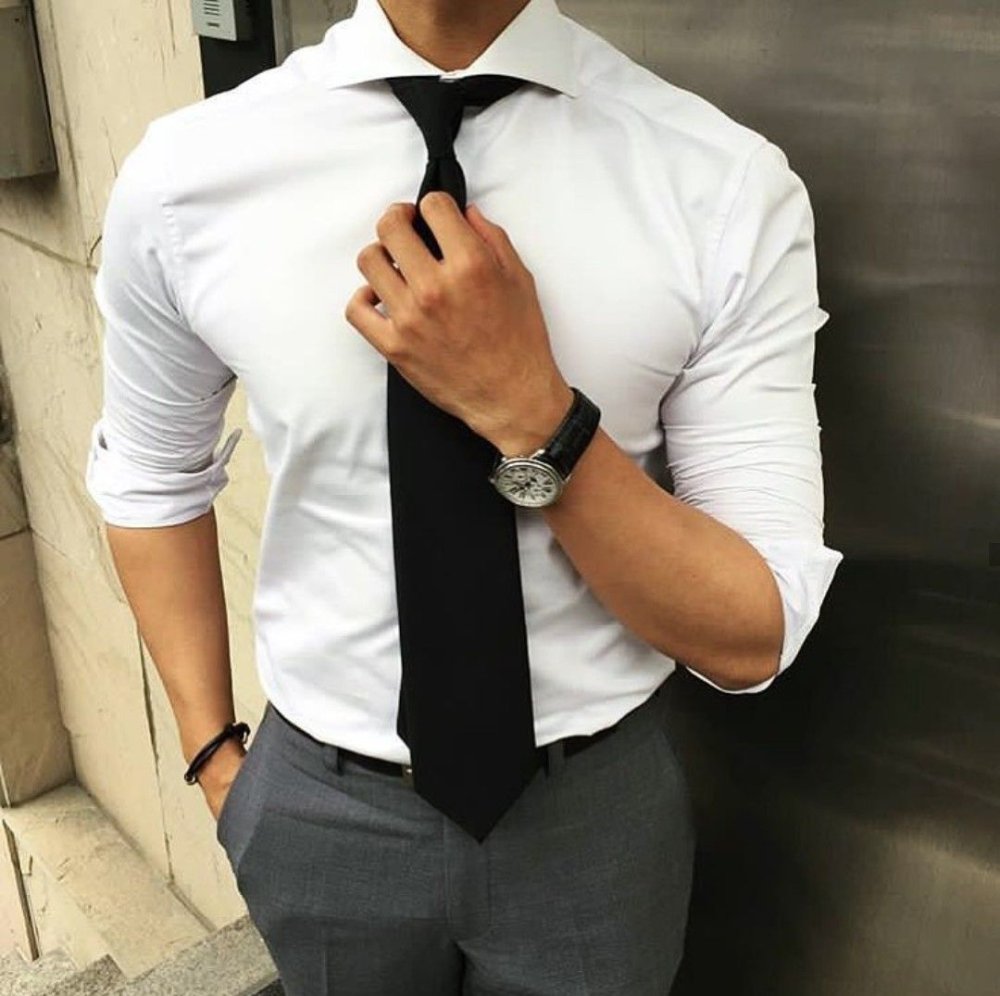 Белая рубашка с закатанными рукавами