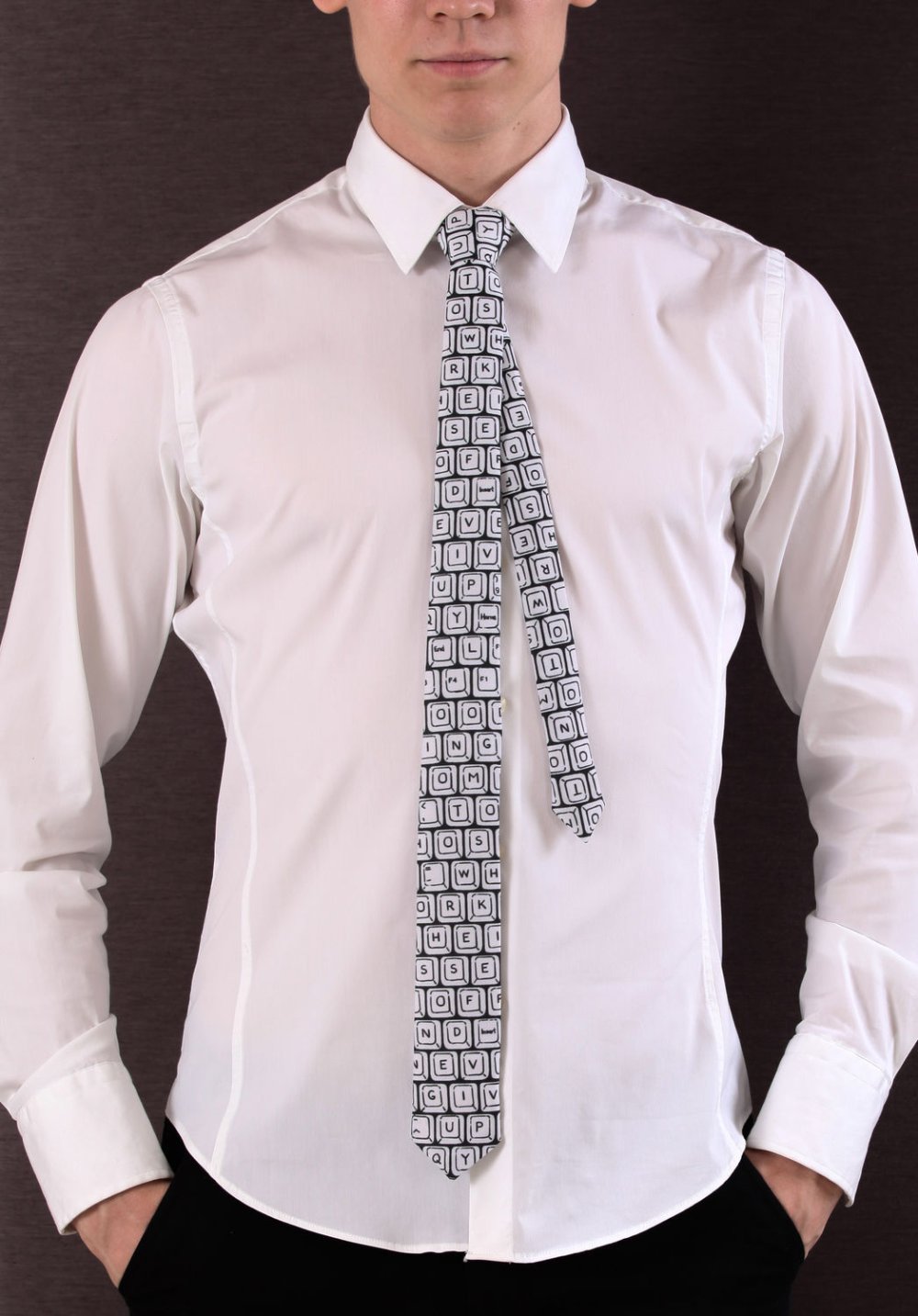 Чёрная рубашка с красным гаостуком