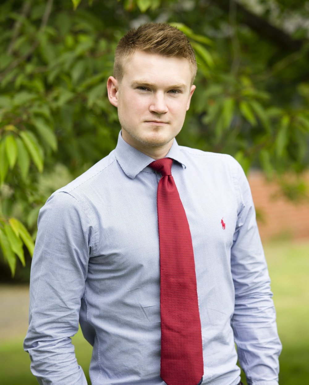 Бизнесмен в белой рубашке