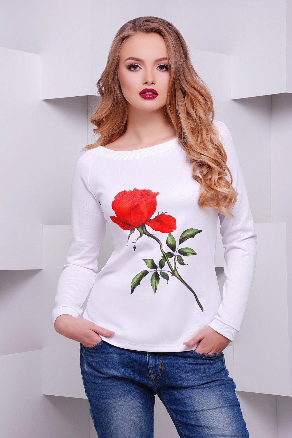 Белая кофта с розами