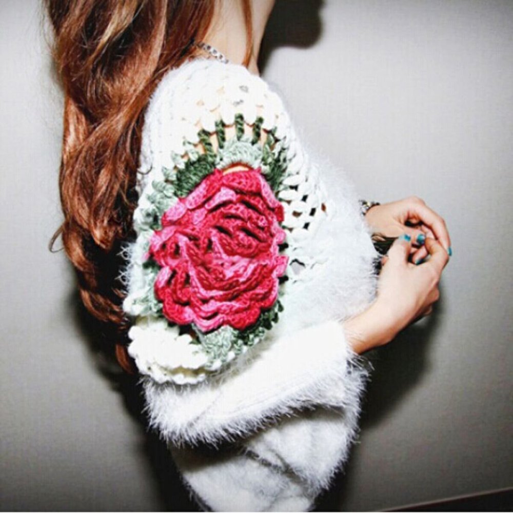 Свитер с розами