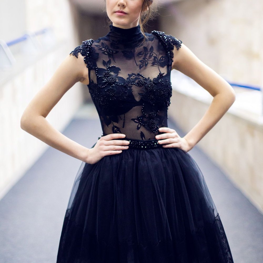 Прически к черному пышному платью