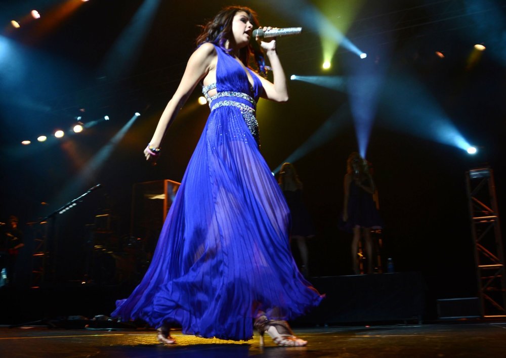 Зара певица на сцене