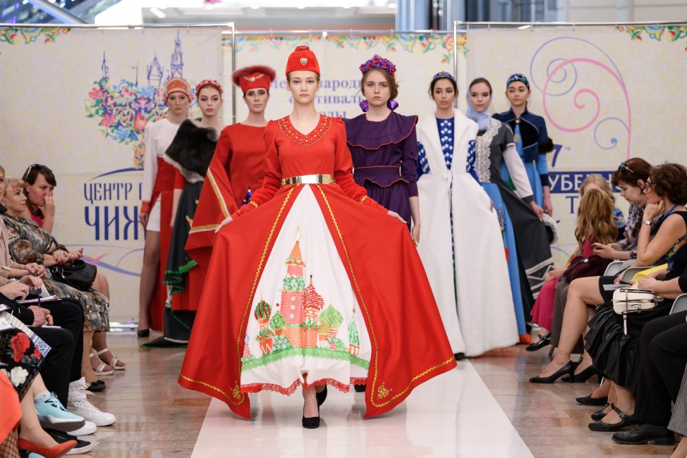 Наряды Арианы Гранде на концерте