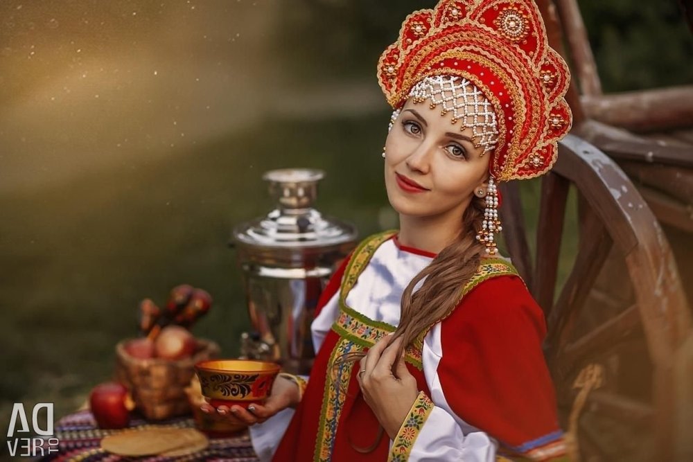 Девушка в русском народном костюме