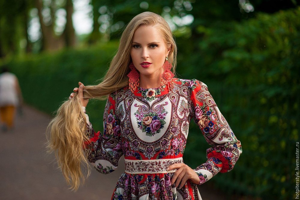 Девушка в русском народном костюме