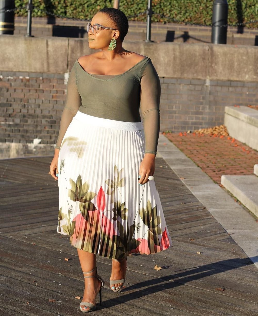 Образ с юбкой плиссе для полных