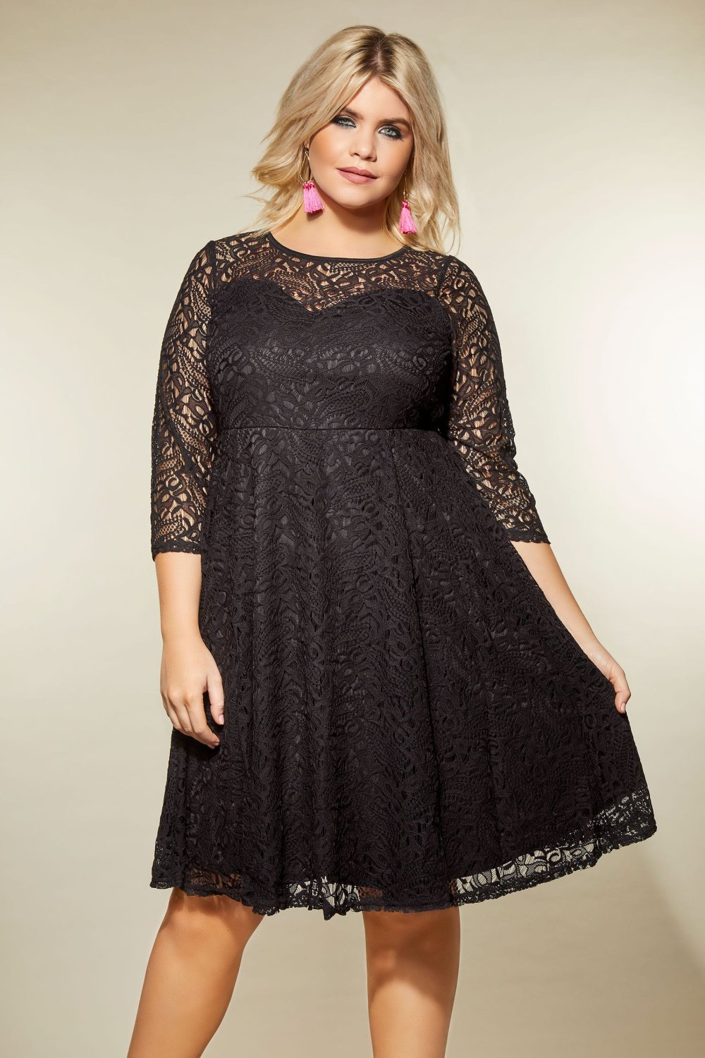 Чёрное платье с кружевом для полных