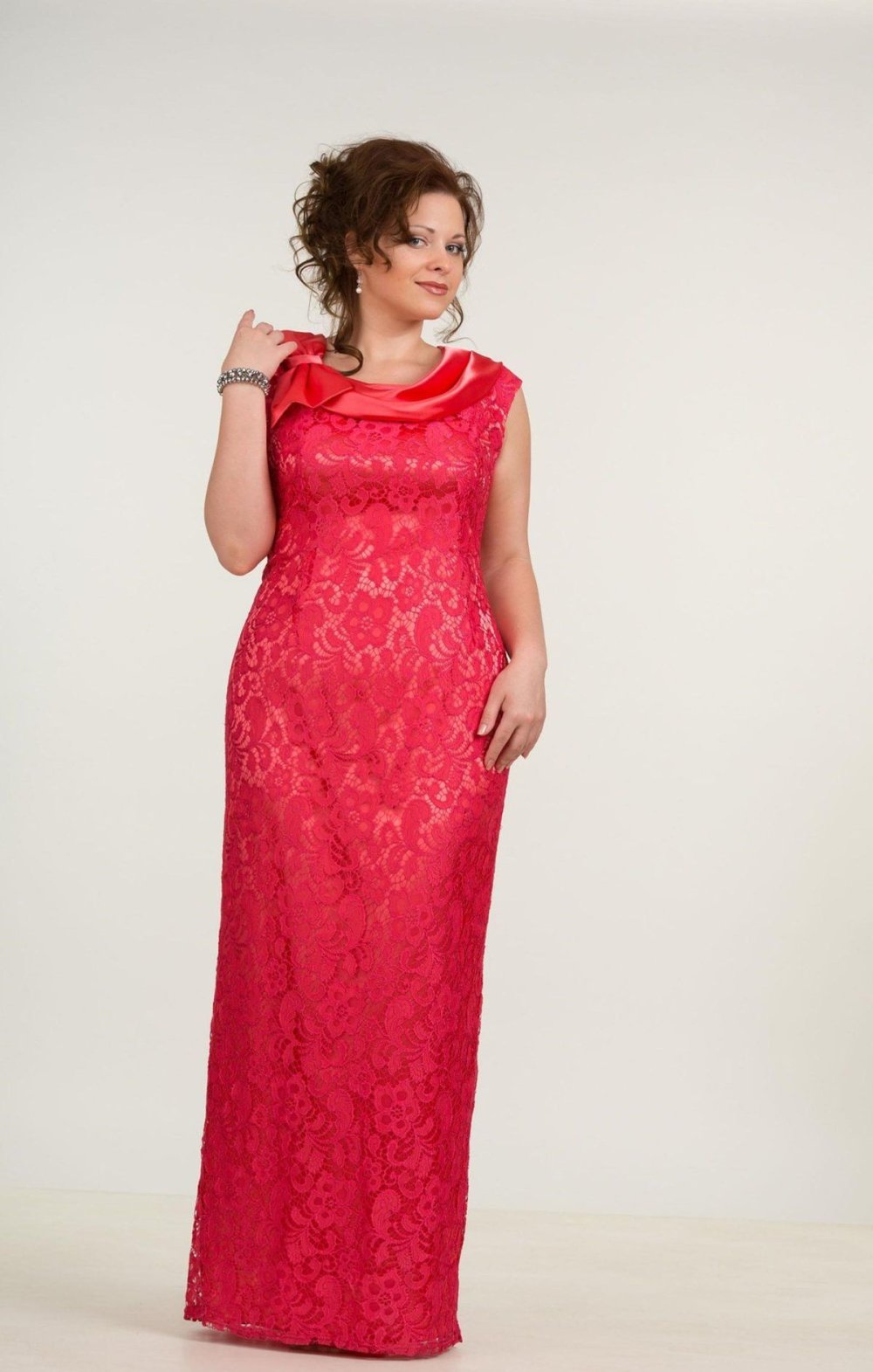 Вечернее платье гипюровое для женщины